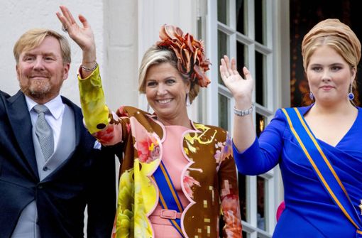 Königin Máxima trägt gerne außergewöhnliche Kleidung: Das Rosa des Hosenanzugs wiederholt sich im Mantelmuster. Foto: IMAGO/PPE/IMAGO/PPE