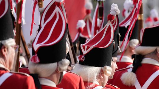 Die Roten Funken gehören zu den traditionsreichsten Karnevalsgruppen in Köln. Nun wurde ihnen ein Helm gestohlen. Foto: IMAGO/Political-Moments/IMAGO
