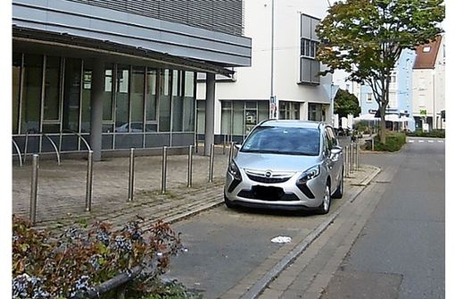 Die zwei Parkplätze in der Augsburger Straße stadtauswärts würden entfallen, wenn dort eine Schnellladestation errichtet wird Foto: Elke Hauptmann