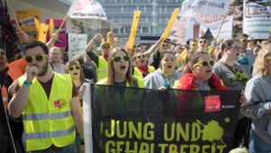 Ihr Protest hat sich gelohnt: Mitglieder der Gewerkschaft Verdi bei einer Demonstration am Sonntag in  Potsdam. Foto: dpa