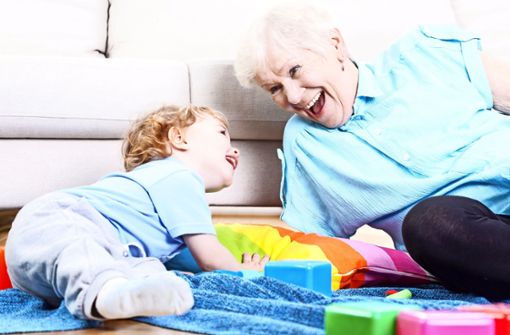 Derzeit – zum Schutz der älteren Generation – leider keine gute Idee: Eine Großmutter spielt mit ihrem Enkel. Foto: Adobe Stock/Photographee.eu