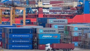 Viele Container liegen im Hafen von St. Petersburg fest. Die Sanktionen der EU entfalten allmählich ihre Wirkung. Foto: dpa/Igor Russak