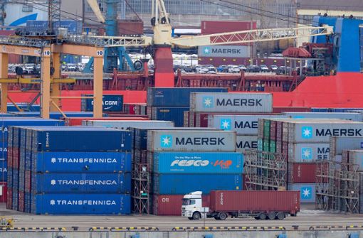 Viele Container liegen im Hafen von St. Petersburg fest. Die Sanktionen der EU entfalten allmählich ihre Wirkung. Foto: dpa/Igor Russak