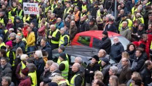 Wie viele waren’s? Teilnehmer der jüngsten Diesel-Demo  am Samstag, 2. Februar, in der Heilmannstraße in Stuttgart. Foto: dpa