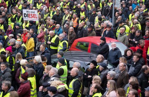 Wie viele waren’s? Teilnehmer der jüngsten Diesel-Demo  am Samstag, 2. Februar, in der Heilmannstraße in Stuttgart. Foto: dpa