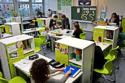 Die Klassenzimmer der Gemeinschaftsschüler sind mit fahrbaren Regalen und Einzeltischen  ausgestattet. Foto: Sascha Sauer