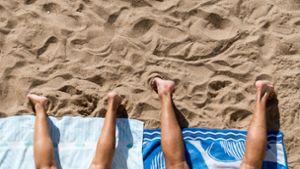Viele Menschen gehen im Sommer an den Strand, um sich in der prallen Sonne zu bräunen. Foto: imago/Erwin Wodicka