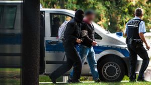Einer der Verdächtigen wird im Oktober 2018 von der Polizei abgeführt. Foto: Christoph Schmidt/dpa