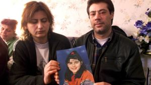 Ayla (links) und Kamil Ercan zeigen ein Foto ihrer Tochter Hilal Ercan, die seit dem 27. Januar 1999 vermisst wird. Foto: dpa