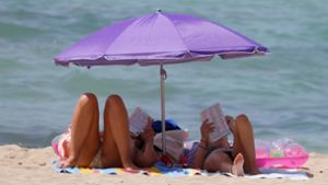 Wie gerne würde man mal wieder entspannt am Strand liegen. Viele Urlauber hoffen, dass im Sommer Reisen wieder uneingeschränkt möglich sein werden. Foto: dpa/Clara Margais