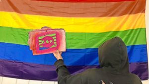 Die Regenbogenflagge gehört für queere Menschen dazu: Sam möchte  nicht erkannt werden,  weil es schon zu oft zu Beschimpfungen bis hin zu indirekten Morddrohungen in der Öffentlichkeit gekommen sei. Foto: privat