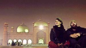 Gwendolin Weisser und Patrick Allgaier vor der Badshahi-Moschee  in Lahore in  Pakistan, einer der  größten Moscheen der Welt. Foto: Weit GbR