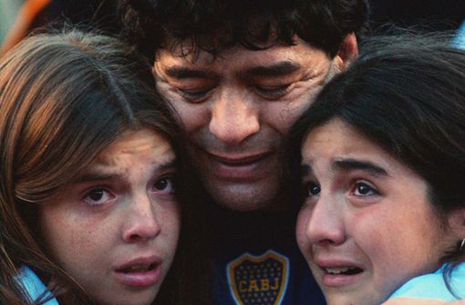 Diego Maradona mit seinen Töchtern Dalma (links) und Giannina (rechts). (Archivbild). Foto: dpa/Claudio Fanchi