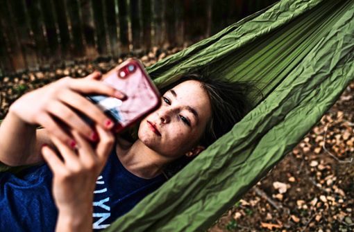 Viel Zeit in sozialen Netzwerken zu verbringen, kann auch belastend sein – nicht nur für Teenager. Foto: imago/Cavan Images
