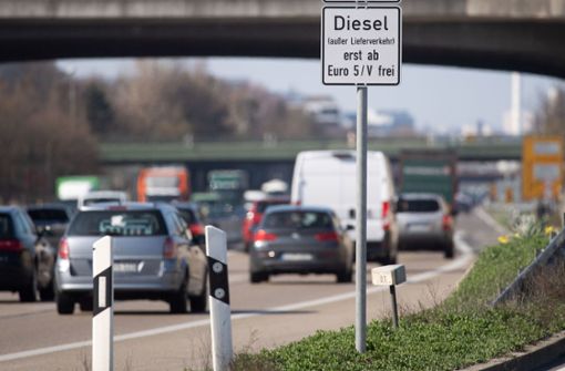 In Stuttgart drohen nun auch Fahrverbote für Euro-5-Diesel. Foto: dpa