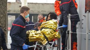 Die Verzweiflung der Migranten ist groß. Eine junge, schwangere Frau aus Vietnam wird von französischen Sanitätern in Calais an Land gebracht, nachdem ihr Schlauchboot auf dem Kanal in Seenot geriet. Foto: AFP/BERNARD BARRON