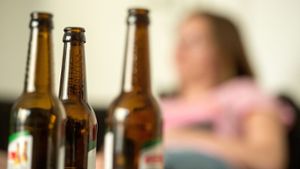 Zu Hause auf der Couch wird während der Corona-Krise offenbar wie erwartet mehr Alkohol getrunken. Foto: dpa/Alexander Heinl