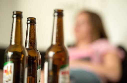 Zu Hause auf der Couch wird während der Corona-Krise offenbar wie erwartet mehr Alkohol getrunken. Foto: dpa/Alexander Heinl