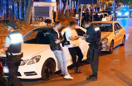 Die Polizei kontrolliert nach der Messerstecherei Korsoteilnehmer an der Theo­dor- Heuss-Straße. Foto: 7aktuell/Andreas Werner