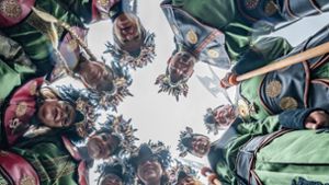 Tolle Köstumierung: Eine Gruppe nimmt am 8. Februar im bayerischen Dietfurt in chinesischen Kostümen am traditionellen Chinesenfaschingsumzug teil. Foto: dpa/Armin Weigel