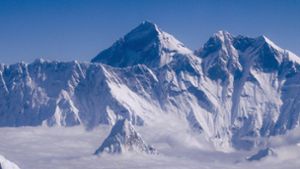 Viele Touristen sitzen derzeit auf dem Mount Everest fest. Foto: dpa/Narendra Shrestha