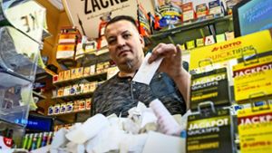 Roland Weninger betreibt seit 19 Jahren den Kiosk Schlagzeile im Lehenviertel. Die Bürokratie   für kleine Einzelhändler – wie jetzt die Bonpflicht –lässt ihn oft verzweifeln. Foto: Lichtgut/Julian Rettig