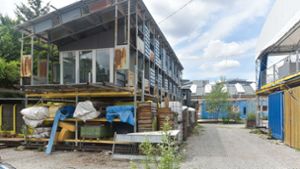 Wo heute noch die Künstlerkolonie Container City steht, könnte ab 2024 die geplante Interimsoper für die Dauer der Sanierung des Großen Hauses entstehen. Foto: Lichtgut/Max Kovalenko