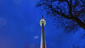 Mit der Spitze misst der Stuttgarter Fernsehturm 217 Meter, der erleuchtete Korb ist 150 Meter   über dem Boden. Foto: Thomas Krämer