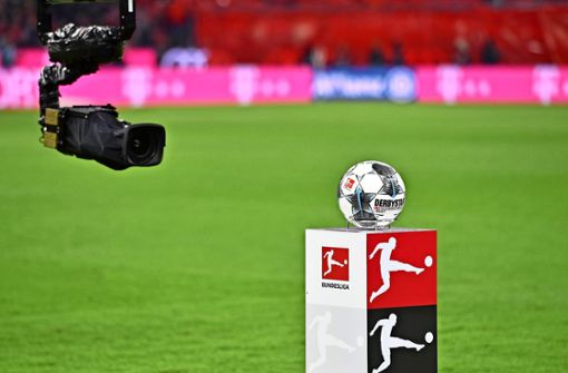 Noch ruht der Ball in der Fußball-Bundesliga. Wie lange noch, ist offen. Foto: imago/Sven Simon