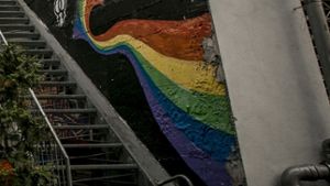In der Weißenburgstraße wirbt die Regenbohnenfahne für Toleranz gegenüber Schwulen und Lesben – die hat sich aber offenbar noch nicht überall durchgesetzt Foto: Lichtgut/Leif Piechowski