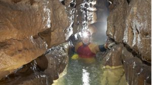 Ein Höhlenforscher der Arge Grabenstetten  watet durch das brusttiefe, eiskalte Wasser der Elsach, die durch die Falkensteiner Höhle fließt (Archivbild). Foto: Andreas Schober