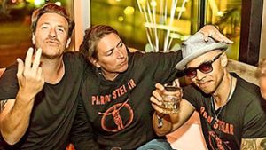 Parov Stelar (llnks) mit seiner Tourmanagerin und seinem Sänger bei der After-Show-Party in der Bar Waranga. Foto: Andreas Engelhard