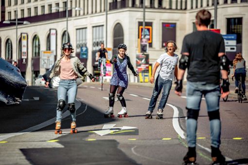 Eine Straße für Rollschuhfahrer: Spaß auf der Paulinenbrücke Foto: Lichtgut/Julian Rettig