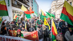 Dieses Bild stammt bereits aus dem Jahr 2018. Auch damals hatten Kurden in Stuttgart demonstriert – aus Solidarität mit den kurdischen Kämpfern und der Zivilbevölkerung im syrischen Afrin, das von der türkischen Armee und deren Verbündeten angegriffen worden war. Foto: Lichtgut/Julian Rettig