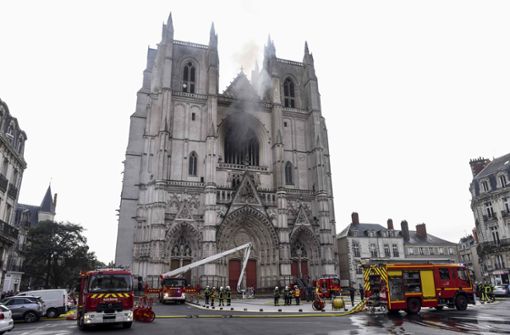 Die Feuerwehr hat den Brand in der Kathedrale von Nantes nach mehreren Stunden unter Kontrolle. Die Orgel wird bei dem Feuer völlig zerstört. Foto: AFP/SEBASTIEN SALOM-GOMIS