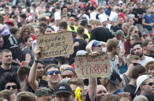 Die Forderung „Saufen gegen Terror“ mag genau besehen sinnfrei sein, aber sie dokumentiert den Widerstandsgeist der Fans. Foto: Redferns