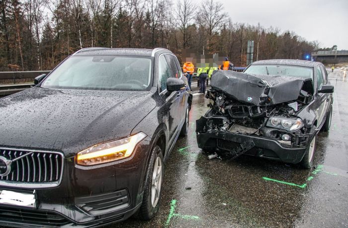 A8 bei Stuttgart: Drei Verletzte nach schwerem Unfall mit zwei Autos
