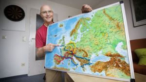 Noch reicht Andreas Laß die Europakarte, um den Tourenverlauf mit farbigen Stiften abzustecken. Foto: Horst Rudel