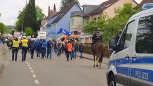 Gegen 18.30  Uhr setzte sich der Zug der Ganser-Befürworter durch das Wohngebiet in Leinfelden in Bewegung. Begleitet wurde er von viel Polizei. Foto: Alexandra Kratz
