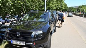 Entlang  der Inselstraße, oberhalb des Inselbad-Parkplatzes,  wird der Gehweg zugestellt. Fußgänger und Radler haben kaum Platz. Foto:  