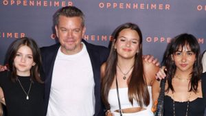 Matt Damon zeigte sich bei der Oppenheimer-Premiere mit seinen Töchtern Stella (links von ihm) und Gia (rechts von ihm) sowie Stieftochter Alexia. Foto: imago/ABACAPRESS