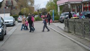In der Fröbelstraße sind bei Schulschluss viel Fußgänger unterwegs. Foto: Häusser