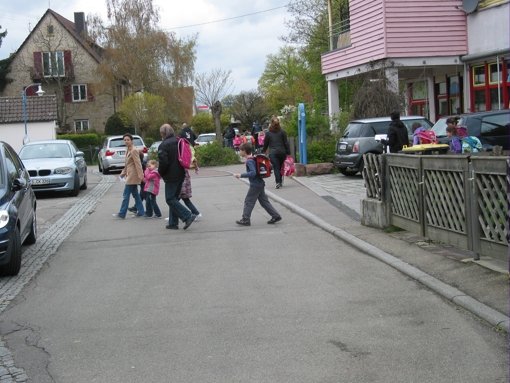 In der Fröbelstraße sind bei Schulschluss viel Fußgänger unterwegs. Foto: Häusser