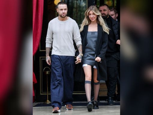 Auch beim Verlassen ihres Hotels zeigten sich Liam Payne und Kate Cassidy Händchen haltend den Fotografen. Foto: IMAGO/Bestimage