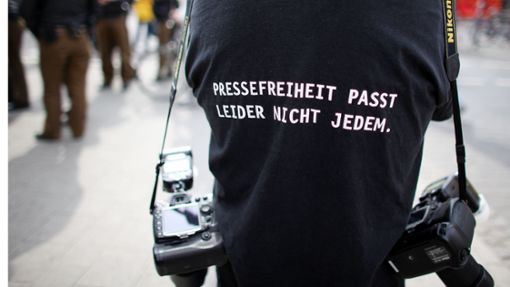 Bekenntnis zur Pressefreiheit auf dem T-Shirt eines Fotografen. Foto: dpa/Oliver Berg
