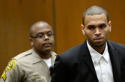 US-Sänger Chris Brown (rechts) in einem Gerichtssaal in Los Angeles am 16. August 2013. (Archivbild)  Foto: dpa