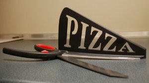 Die Idee ist gut, das Ergebnis leider sperrig und unpraktisch: Pizza-Schere Foto: StN