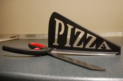 Die Idee ist gut, das Ergebnis leider sperrig und unpraktisch: Pizza-Schere Foto: StN