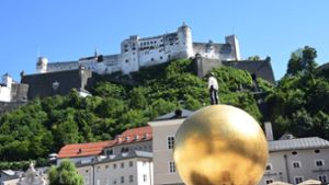 Kunstobjekt Salzburg Sphaera von Stephan Balkenhol. Im Hintergrund die  Festung Salzburg Foto: IMAGO/Lindenthaler/IMAGO/B. Lindenthaler