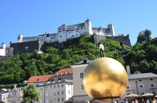 Kunstobjekt Salzburg Sphaera von Stephan Balkenhol. Im Hintergrund die  Festung Salzburg Foto: IMAGO/Lindenthaler/IMAGO/B. Lindenthaler